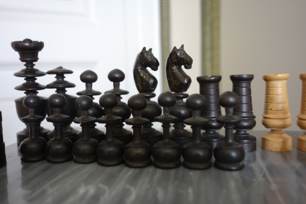 Jeu d'échecs d'époque début XIXe en buis tourné et sculpté - idéal complément table tric trac