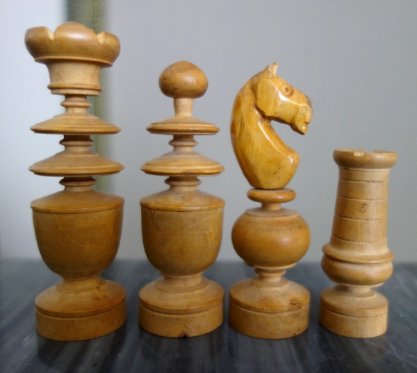 Jeu d'échecs d'époque début XIXe en buis tourné et sculpté - idéal complément table tric trac