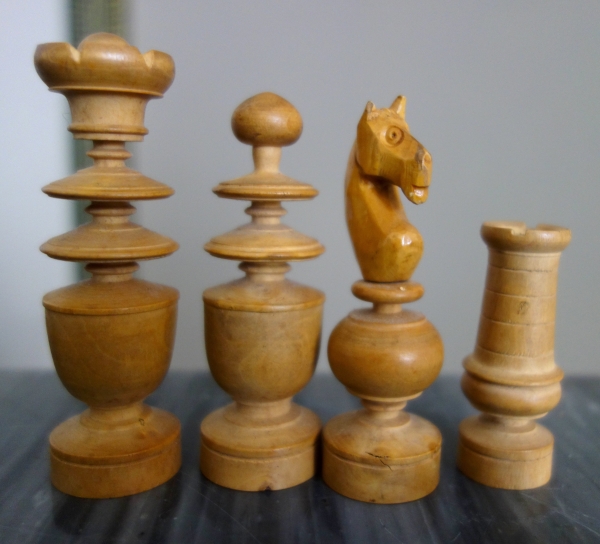 Jeu d'échecs d'époque début XIXe en buis tourné et sculpté - idéal complément table tric trac