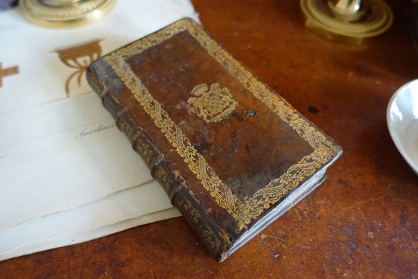 Livre secret à cachette, armoiries comtales - cuir doré aux petits rers, époque XVIIIe siècle