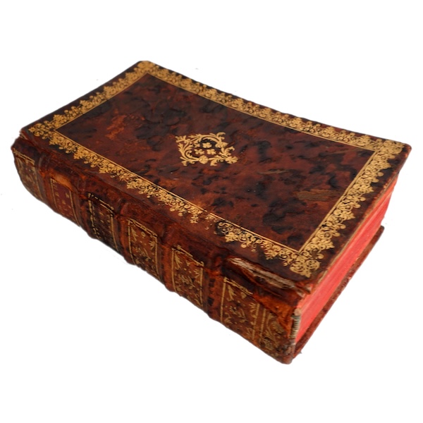 Livre à secrets / à cachette à boite à musique - cuir doré aux petits fers aux Armes de France