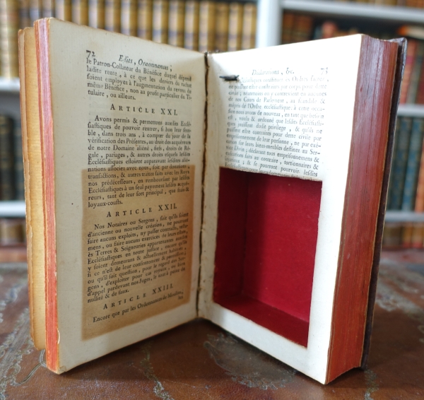 Livre à secrets / à cachette à boite à musique - cuir doré aux petits fers aux Armes de France