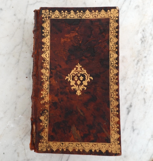 Livre à secrets / à cachette à boite à musique - cuir doré aux petits fers aux Armes de France