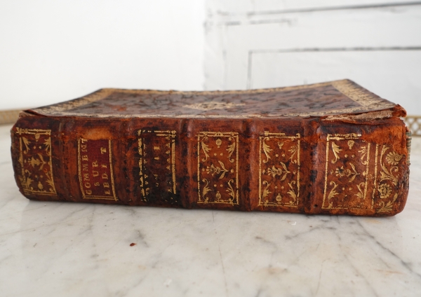 Livre à secrets / à cachette à boite à musique - cuir doré aux petits fers aux Armes de France