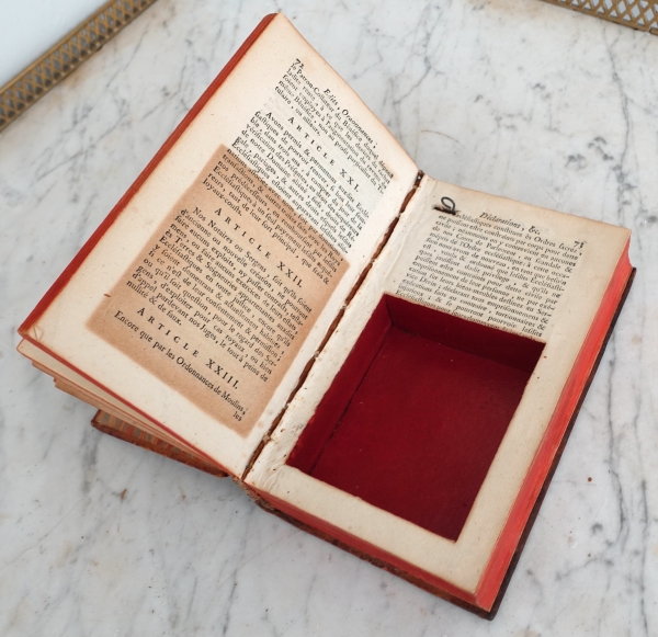 Livre à secrets / à cachette à boite à musique - cuir doré aux petits fers aux Armes de France