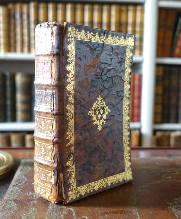 Livre à secrets / à cachette à boite à musique - cuir doré aux petits fers aux Armes de France