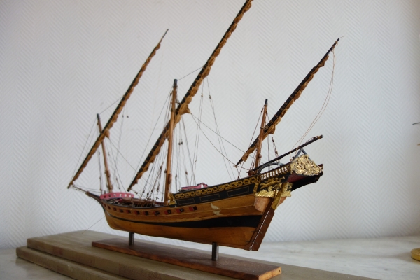 Maquette en bois - chébec de 24 canons - le Requin 1750 - d'après le modèle présenté au musée de la Marine