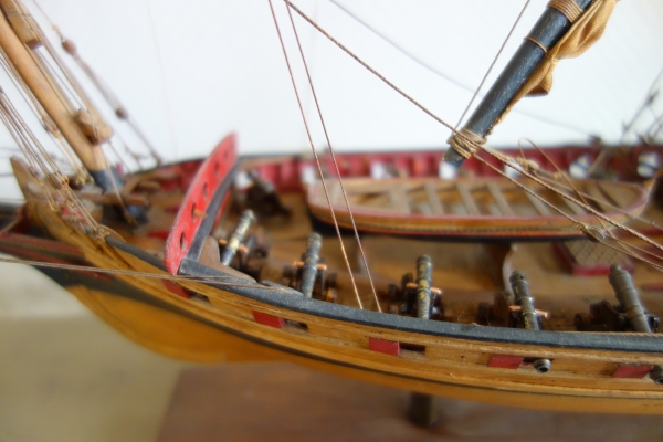 Maquette en bois - chébec de 24 canons - le Requin 1750 - d'après le modèle présenté au musée de la Marine