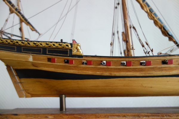 Wood vessel model - 24 cannons - le Requin 1750