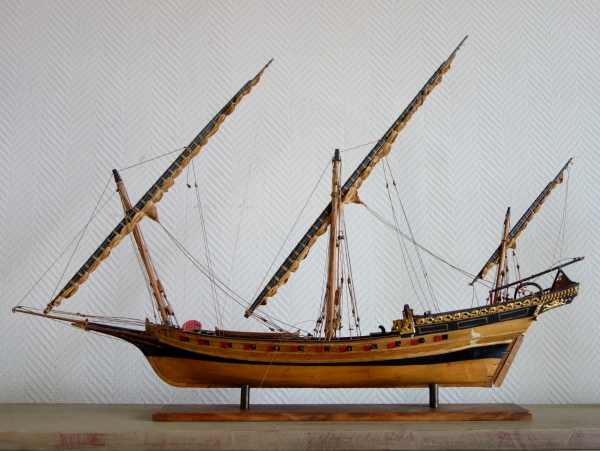 Wood vessel model - 24 cannons - le Requin 1750