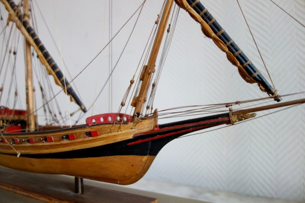 Wood vessel model - 24 cannons - le Requin 1750