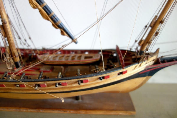 Wood vessel model - 24 cannons - le Requin 1750