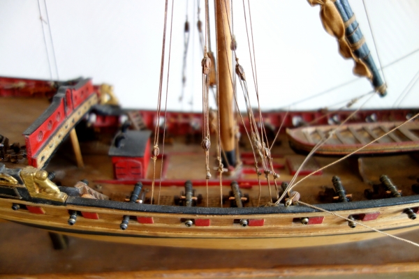 Maquette en bois - chébec de 24 canons - le Requin 1750 - d'après le modèle présenté au musée de la Marine