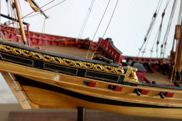 Wood vessel model - 24 cannons - le Requin 1750