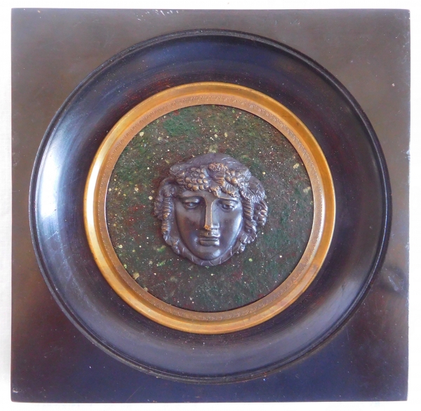 Portrait miniature de Bacchus, souvenir du Grand Tour, bronze patiné sur fond Porphyre