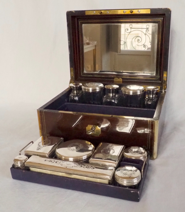 Coffret de voyage d'homme 32 pièces, argent massif et cristal, couronne de Vicomte, XIXe siècle vers 1840