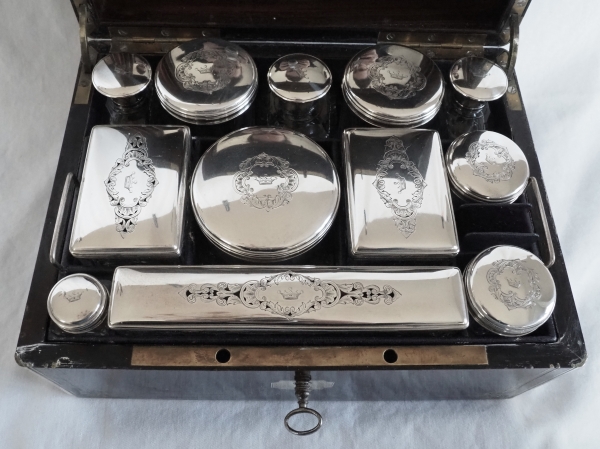 Coffret de voyage d'homme 32 pièces, argent massif et cristal, couronne de Vicomte, XIXe siècle vers 1840