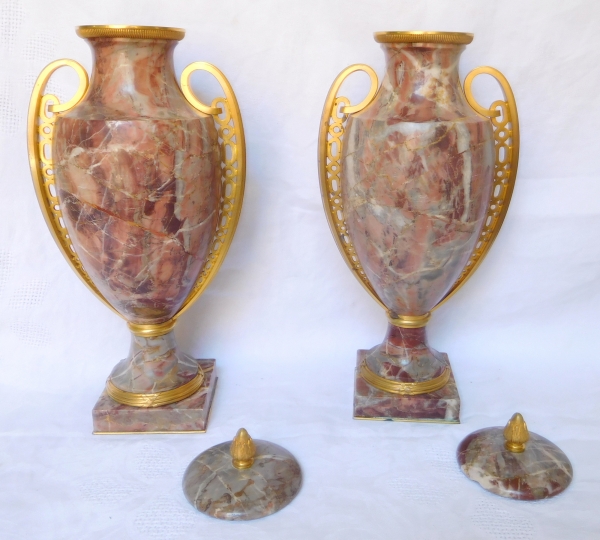 Paire de vases Louis XVI en marbre Sarrancolin - cassolettes XIXe