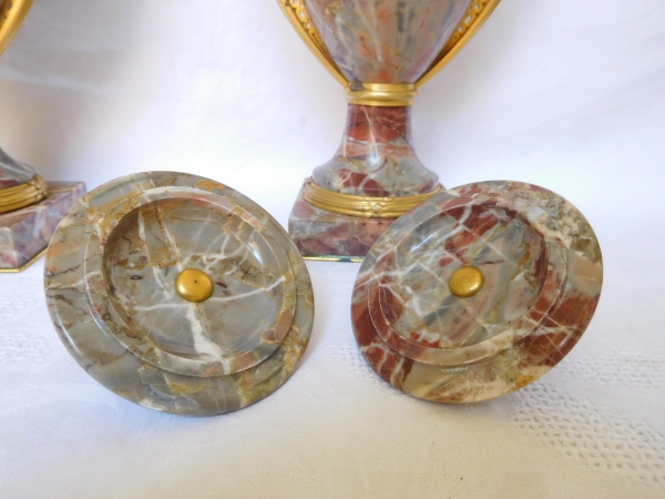 Paire de vases Louis XVI en marbre Sarrancolin - cassolettes XIXe