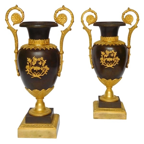 Paire de vases en bronze patiné et doré au mercure époque Restauration