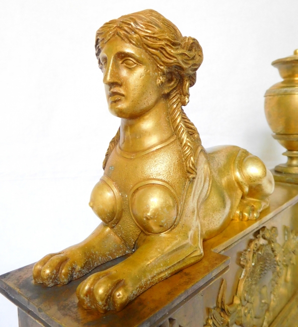 Claude Galle : paire de feux (chenets) aux sphinges d'époque Empire en bronze doré