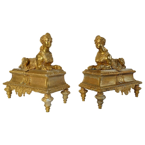 Paire de monumentaux chenets aux Sphinges, bronze ciselé & doré - style Régence, époque Napoléon III