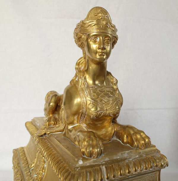 Paire de monumentaux chenets aux Sphinges, bronze ciselé & doré - style Régence, époque Napoléon III