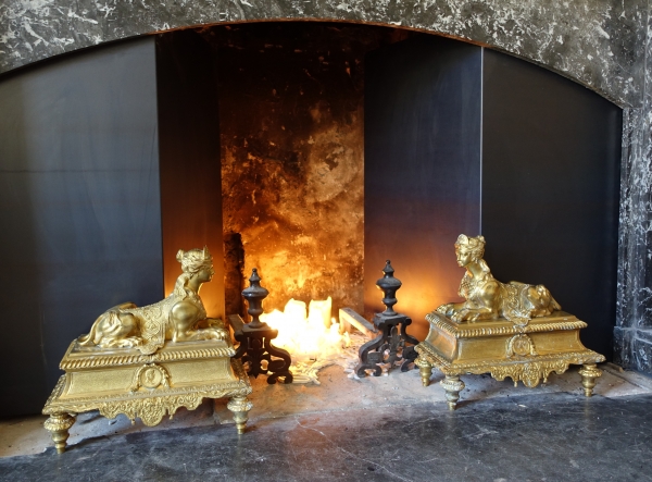 Paire de monumentaux chenets aux Sphinges, bronze ciselé & doré - style Régence, époque Napoléon III