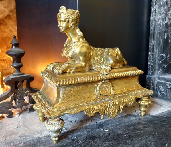 Paire de monumentaux chenets aux Sphinges, bronze ciselé & doré - style Régence, époque Napoléon III