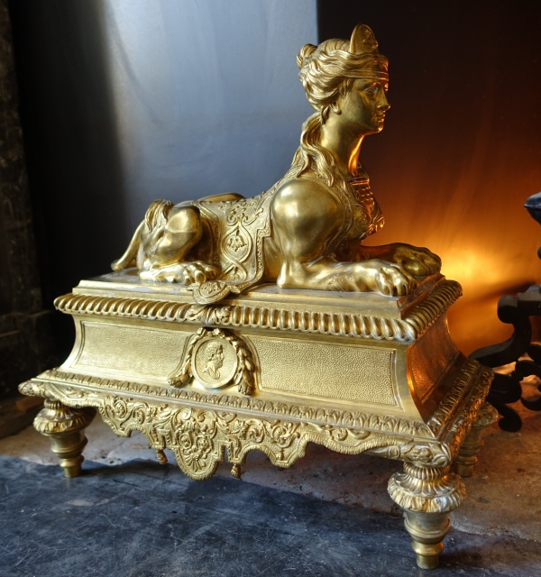 Paire de monumentaux chenets aux Sphinges, bronze ciselé & doré - style Régence, époque Napoléon III