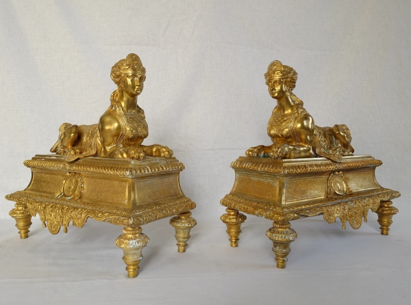 Paire de monumentaux chenets aux Sphinges, bronze ciselé & doré - style Régence, époque Napoléon III