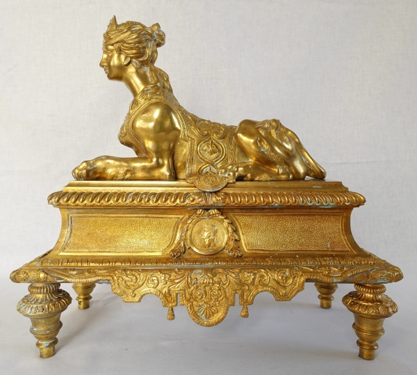 Paire de monumentaux chenets aux Sphinges, bronze ciselé & doré - style Régence, époque Napoléon III