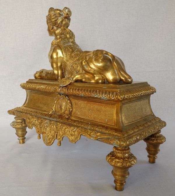 Paire de monumentaux chenets aux Sphinges, bronze ciselé & doré - style Régence, époque Napoléon III