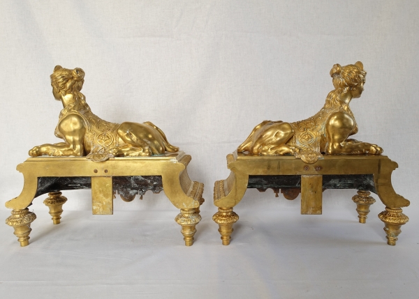 Paire de monumentaux chenets aux Sphinges, bronze ciselé & doré - style Régence, époque Napoléon III