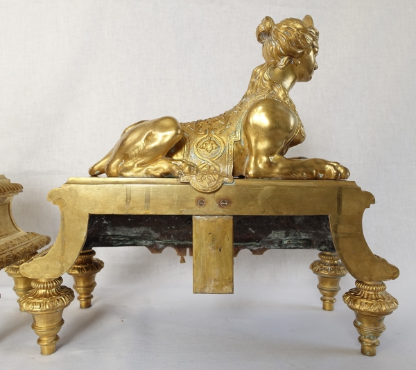 Paire de monumentaux chenets aux Sphinges, bronze ciselé & doré - style Régence, époque Napoléon III