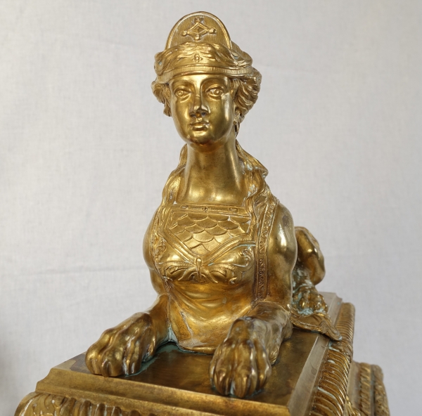 Paire de monumentaux chenets aux Sphinges, bronze ciselé & doré - style Régence, époque Napoléon III