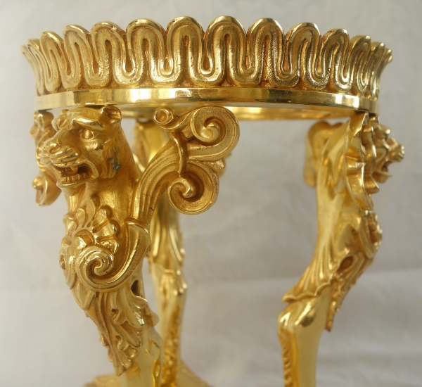 Paire de surtouts ou montures tripodes à pattes de lion, époque Empire, bronze doré au mercure