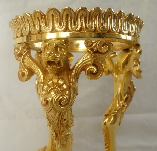 Paire de surtouts ou montures tripodes à pattes de lion, époque Empire, bronze doré au mercure