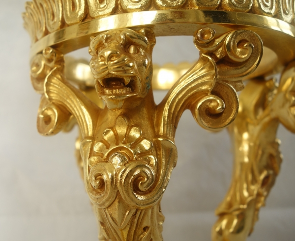Paire de surtouts ou montures tripodes à pattes de lion, époque Empire, bronze doré au mercure