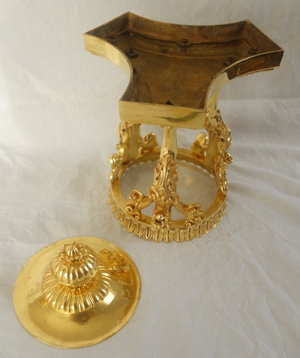 Paire de surtouts ou montures tripodes à pattes de lion, époque Empire, bronze doré au mercure