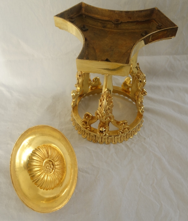 Paire de surtouts ou montures tripodes à pattes de lion, époque Empire, bronze doré au mercure