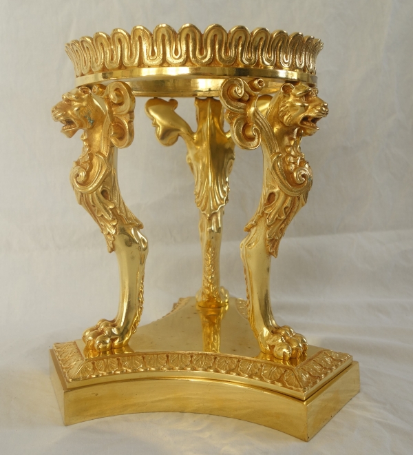 Paire de surtouts ou montures tripodes à pattes de lion, époque Empire, bronze doré au mercure
