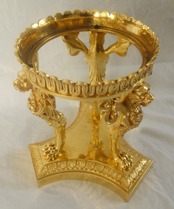 Paire de surtouts ou montures tripodes à pattes de lion, époque Empire, bronze doré au mercure