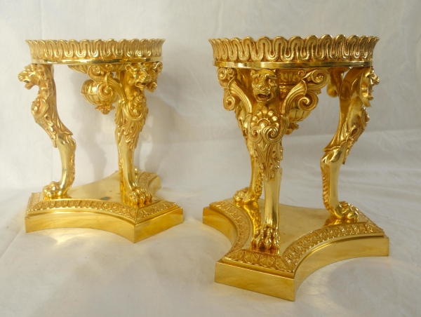 Paire de surtouts ou montures tripodes à pattes de lion, époque Empire, bronze doré au mercure