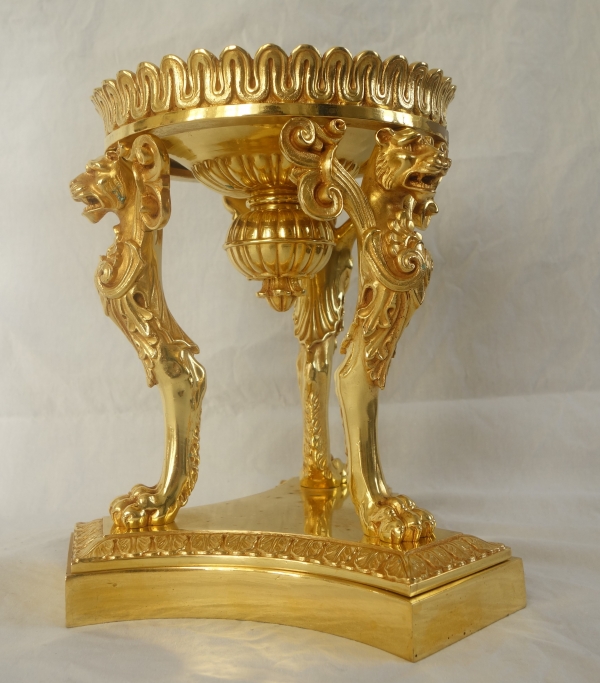 Paire de surtouts ou montures tripodes à pattes de lion, époque Empire, bronze doré au mercure