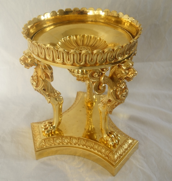 Paire de surtouts ou montures tripodes à pattes de lion, époque Empire, bronze doré au mercure