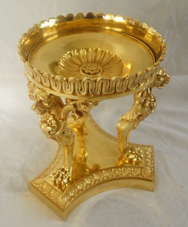 Paire de surtouts ou montures tripodes à pattes de lion, époque Empire, bronze doré au mercure