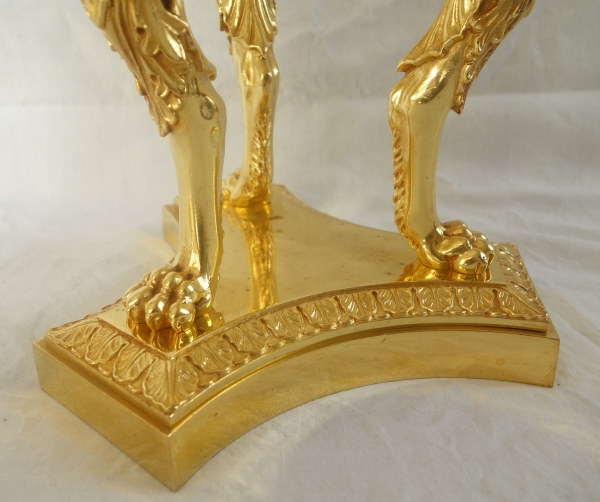 Paire de surtouts ou montures tripodes à pattes de lion, époque Empire, bronze doré au mercure