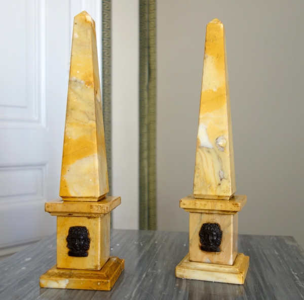 Paire d'obélisques en marbre jaune de Sienne et bronze patiné - style Empire Restauration