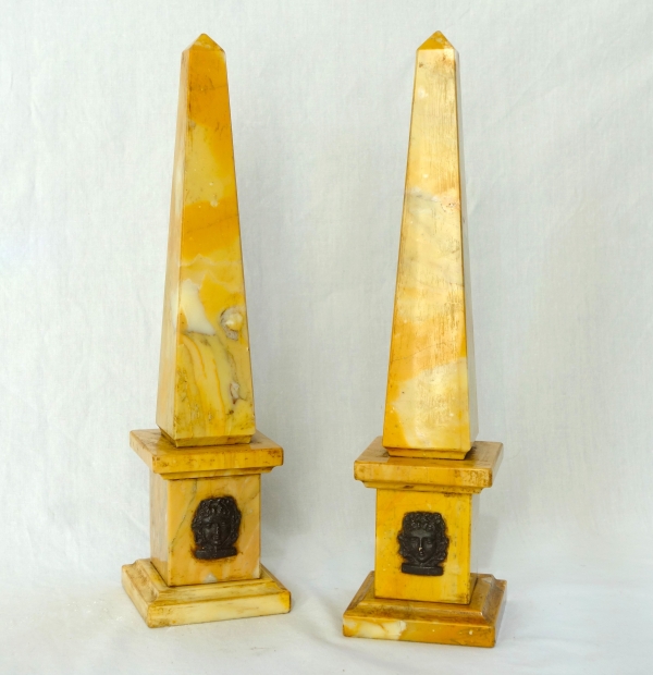 Paire d'obélisques en marbre jaune de Sienne et bronze patiné - style Empire Restauration